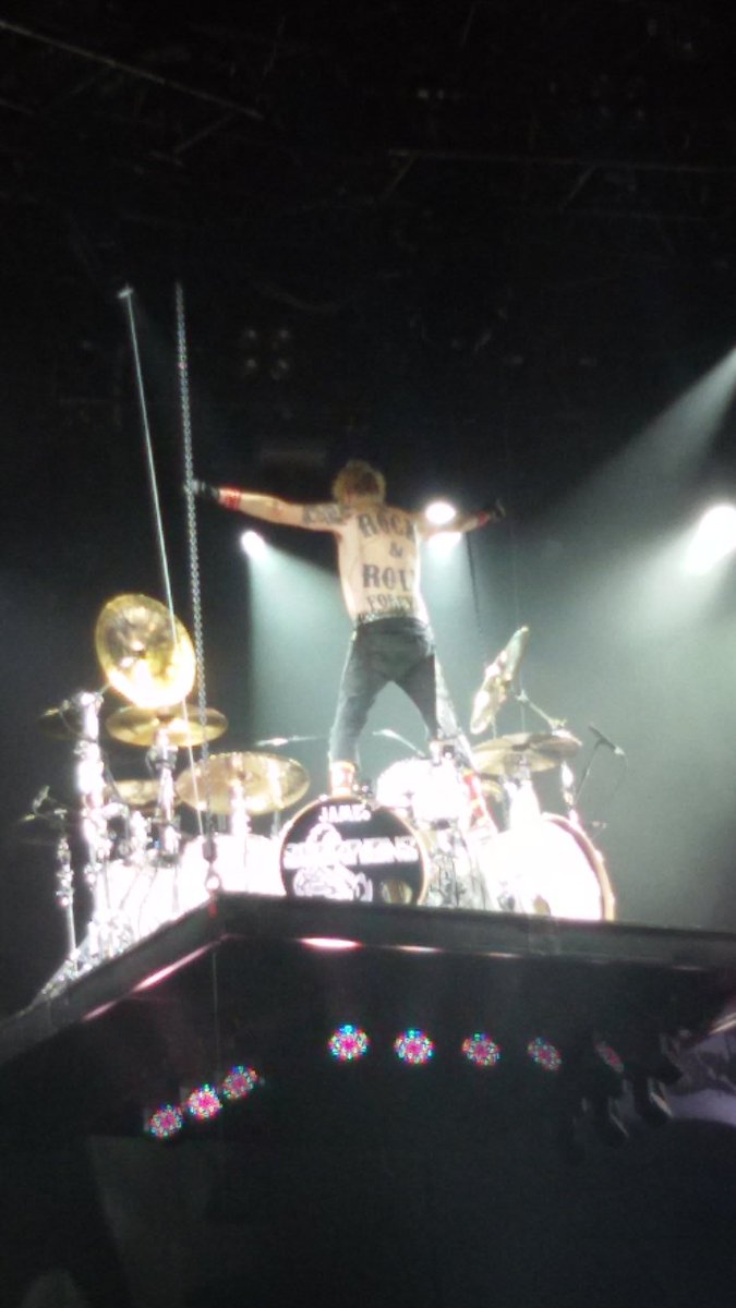 SarahGherbitz's tweet photo. The King😎James Kottak' Show #scorpionstrieste #scorpionslive #returnforever #drummer @AzaleaPromotion #triestesocial https://t.co/PpIxwolfEi