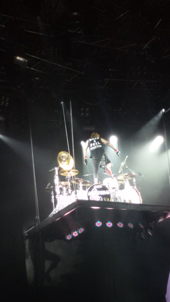 SarahGherbitz's tweet photo. The King😎James Kottak' Show #scorpionstrieste #scorpionslive #returnforever #drummer @AzaleaPromotion #triestesocial https://t.co/PpIxwolfEi