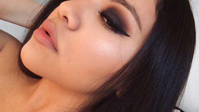 when your girls makeup comes out so good you gotta save it ya camera roll 💜💜 @rojas_karlie https://t<a href="/tag/flufworld"class="tags"><span>#flufworld</span></a>