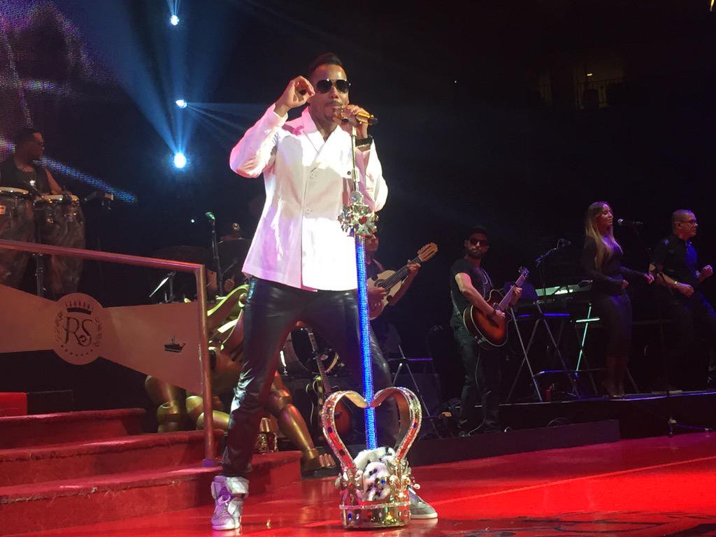 #SabíasQue Romeo Santos es el rey de la bachata es por eso que su micrófono tiene una corona #RomeoPTY