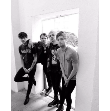 katelyn_murphy3's tweet image. #LoopOff5SOS