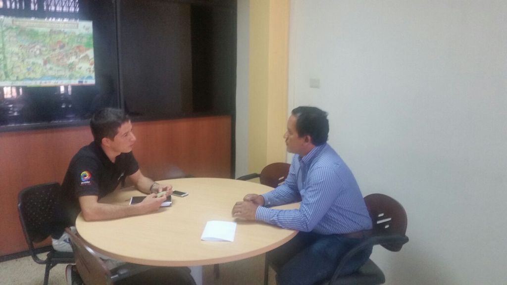 byronrodriguezl's tweet photo. el Ing. Luis Bravo Director de @CORFAMANABI  se comprometio en ayudarnos con plantas para parque a la Memoria  !!! https://t.co/iW3mA7qlyi