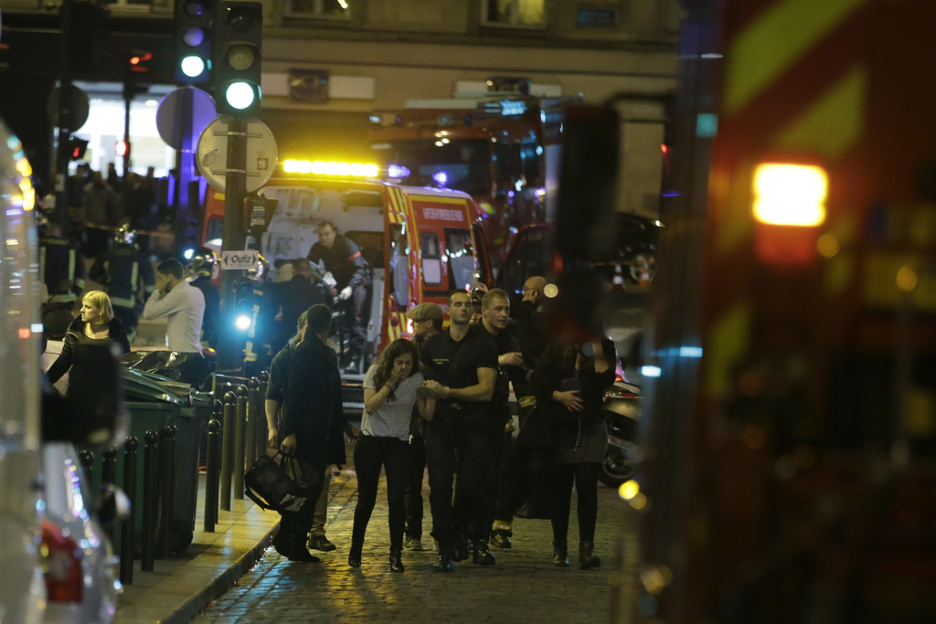 lecho's tweet photo. [Live] 3 Attaques à Paris - Au moins 30 morts - Prise d'otage au Bataclan https://t.co/ZkrHWATvo6 via @lecho https://t.co/cwsDRXMUzy