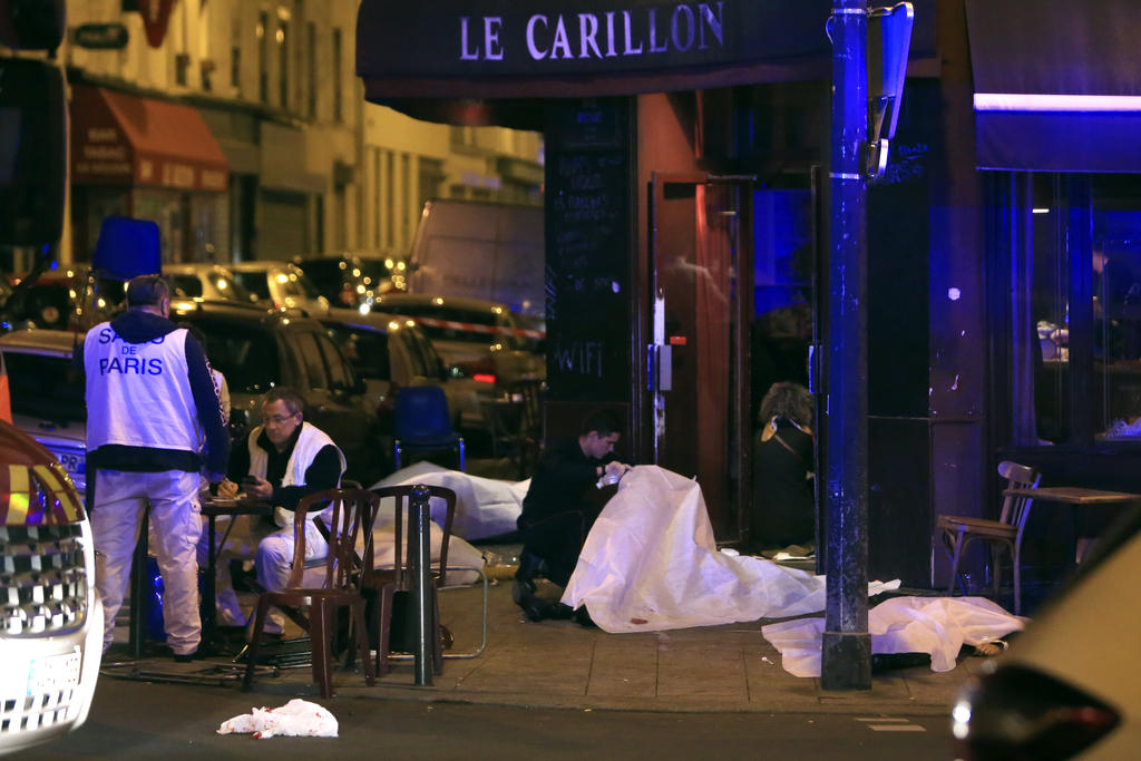 lecho's tweet photo. [Live] 3 Attaques à Paris - Au moins 30 morts - Prise d'otage au Bataclan https://t.co/ZkrHWATvo6 via @lecho https://t.co/cwsDRXMUzy