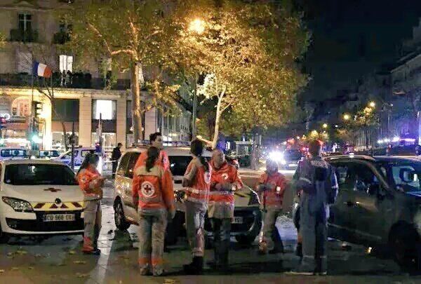 CRE_Emergencias's tweet photo. Cerca de 300 voluntarios de @CroixRouge, movilizados e interviniendo en zona atentados #Paris. Ánimo, compañeros!!! https://t.co/bbmIUUgi5i