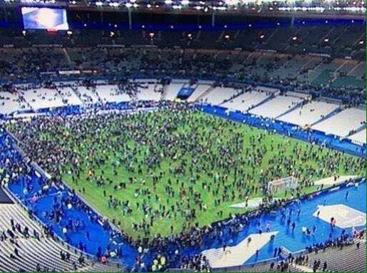 #صور أرضية ملعب "دو فرانس" تمتلئ بالجماهير بعد سلسلة الانفجارات في #باريس  CTubPZ4VEAANBU3