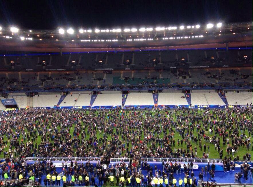 #صور أرضية ملعب "دو فرانس" تمتلئ بالجماهير بعد سلسلة الانفجارات في #باريس  CTubPZmUYAAAAFK