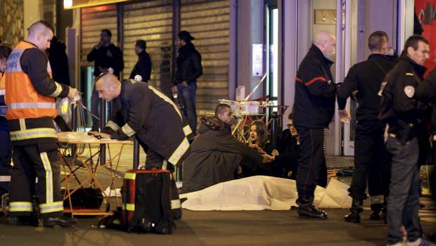 24HorasTVN's tweet photo. Los primeros videos del tiroteo en París son compartidos en redes sociales →https://t.co/J42h9emIDR https://t.co/jtZHAcQW39