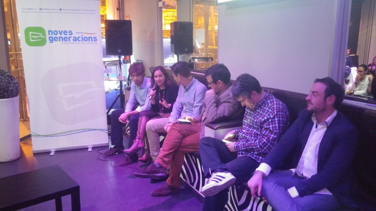 JuanEGallo's tweet photo. Nuestra futura diputada @BelenHoyo explicando sus experencias en redes sociales #ComunicAccio #NNGG https://t.co/QP94K1Pktp
