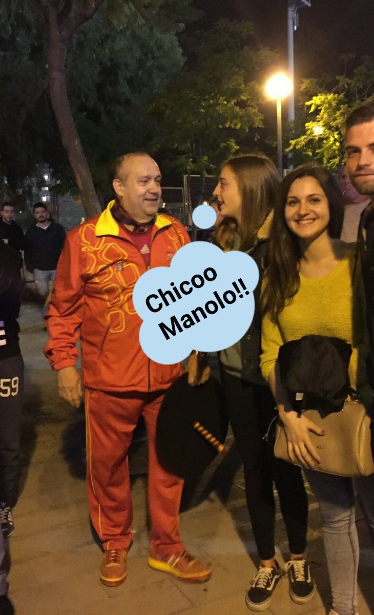 andreagironaa_'s tweet photo. Mi reencuentro con Manolo el del Bombo @SelEspana @noticias_cuatro @losmanolostv https://t.co/WC04fRNIXj