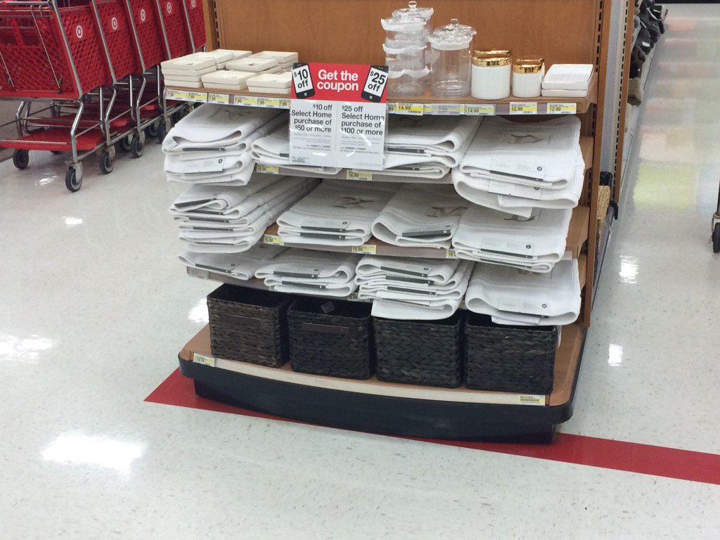 T1069 fill the floor, zone the store, take care of the guest! @domcolosimo