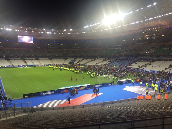 biobio's tweet photo. Evacuan estadio donde se encontraba presidente de Francia al momento de tiroteo https://t.co/FjGKRRYeYj https://t.co/4bxDcxttaA