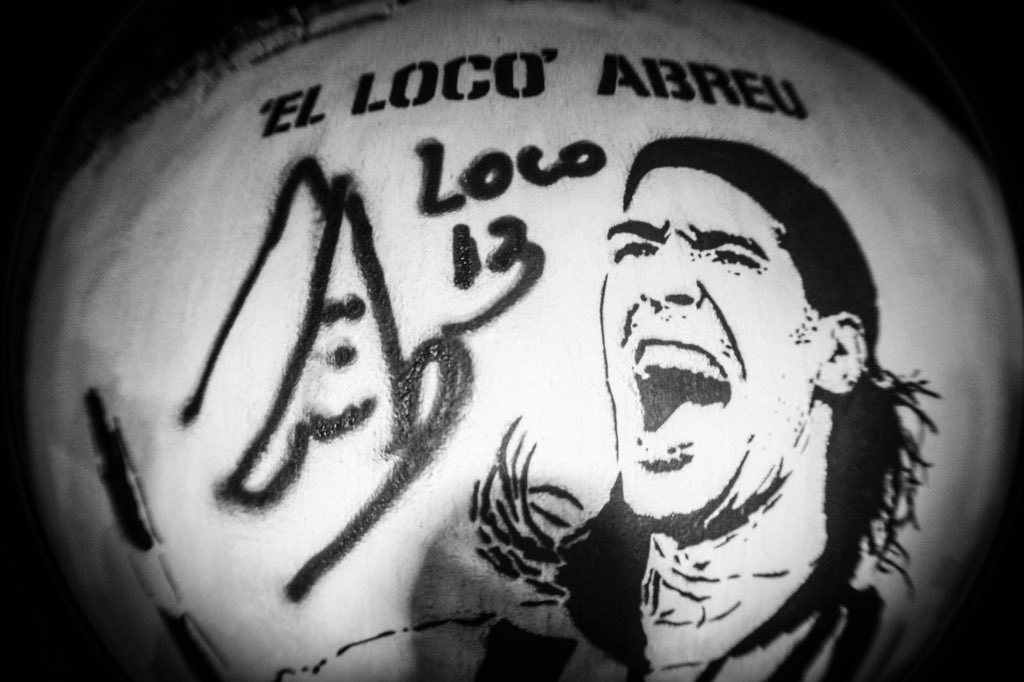 Botafogo's tweet photo. Uh, El Loco! Atacante é eternizado em muro dos ídolos, feito pela torcida em frente à sede do Botafogo! https://t.co/4oBdqehybg