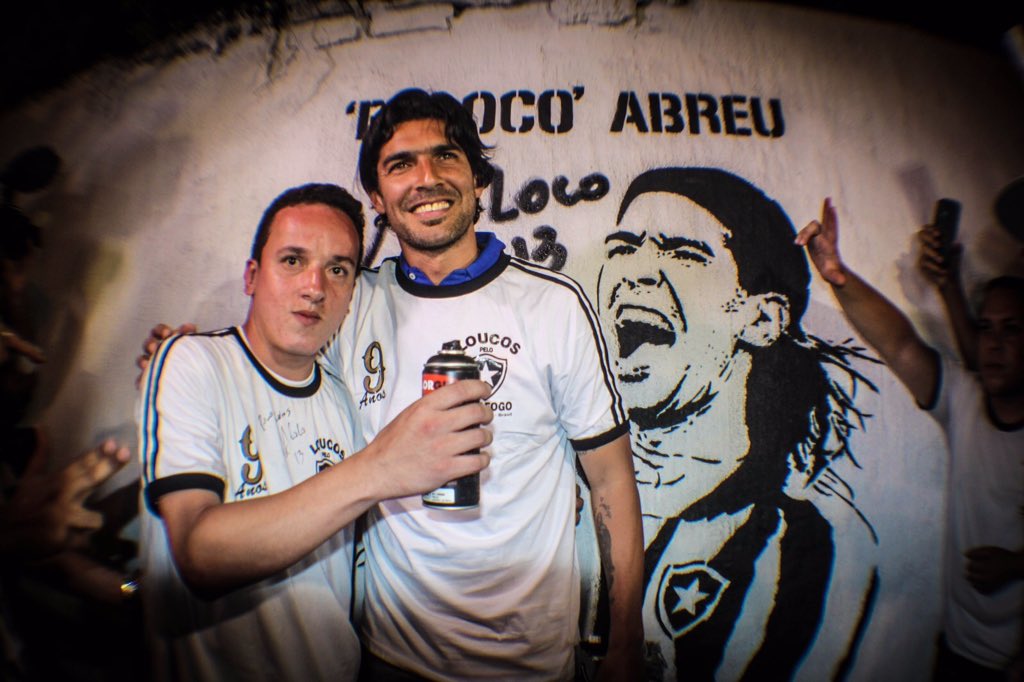 Botafogo's tweet photo. Uh, El Loco! Atacante é eternizado em muro dos ídolos, feito pela torcida em frente à sede do Botafogo! https://t.co/4oBdqehybg