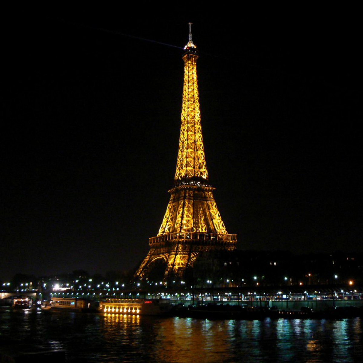 RadioItalia's tweet photo. Ce soir vous souhaiter une bonne nuit c'est difficile à faire. Les Parisiens, nous sommes avec vous ❤ #PrayForParis https://t.co/x1zVrPb5oX