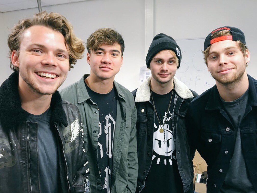 Galladen's tweet image. #LoopOff5SOS #ARIAS5SOS @5SOS