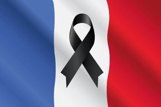 Ecogranjero's tweet photo. Los ciudadanos de #París se movilizan bajo el 'hashtag' #PorteOuverte en busca de refugio tras los atentados https://t.co/IjpsKI6gpt
