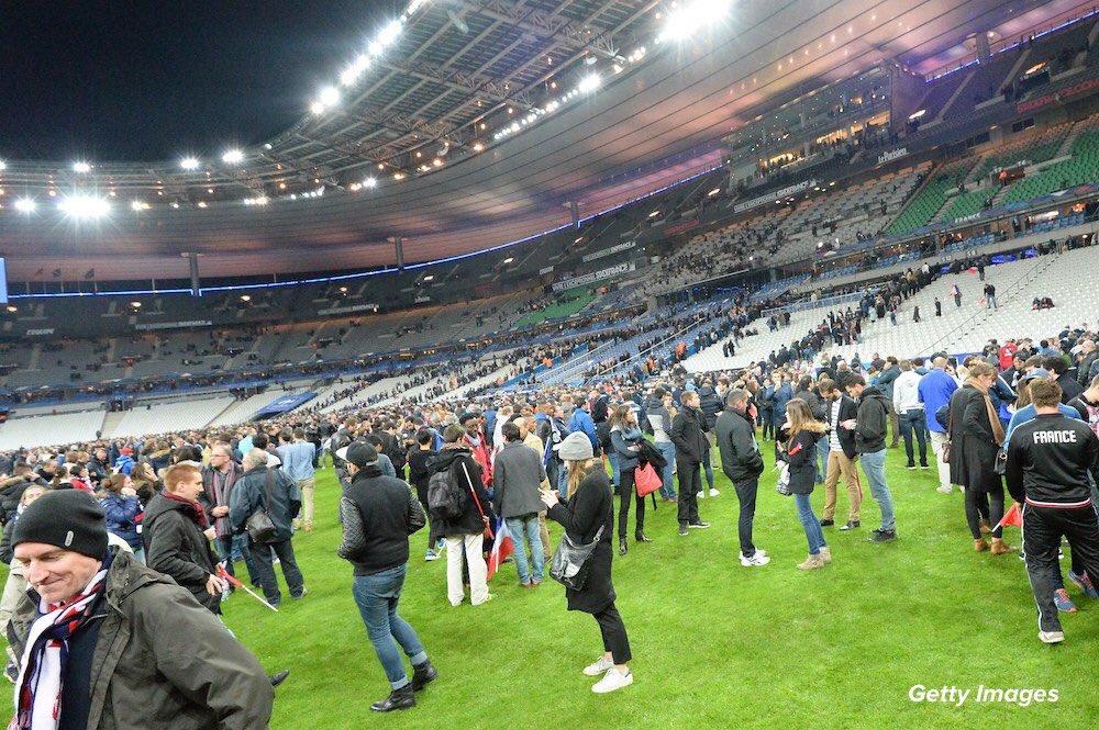 #صور أرضية ملعب "دو فرانس" تمتلئ بالجماهير بعد سلسلة الانفجارات في #باريس  CTunmvOVAAAkbWr
