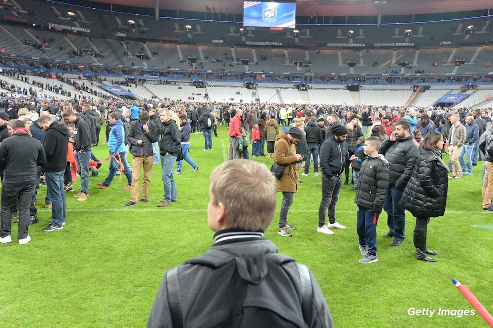 #صور أرضية ملعب "دو فرانس" تمتلئ بالجماهير بعد سلسلة الانفجارات في #باريس  CTunmvnUkAAoD_6