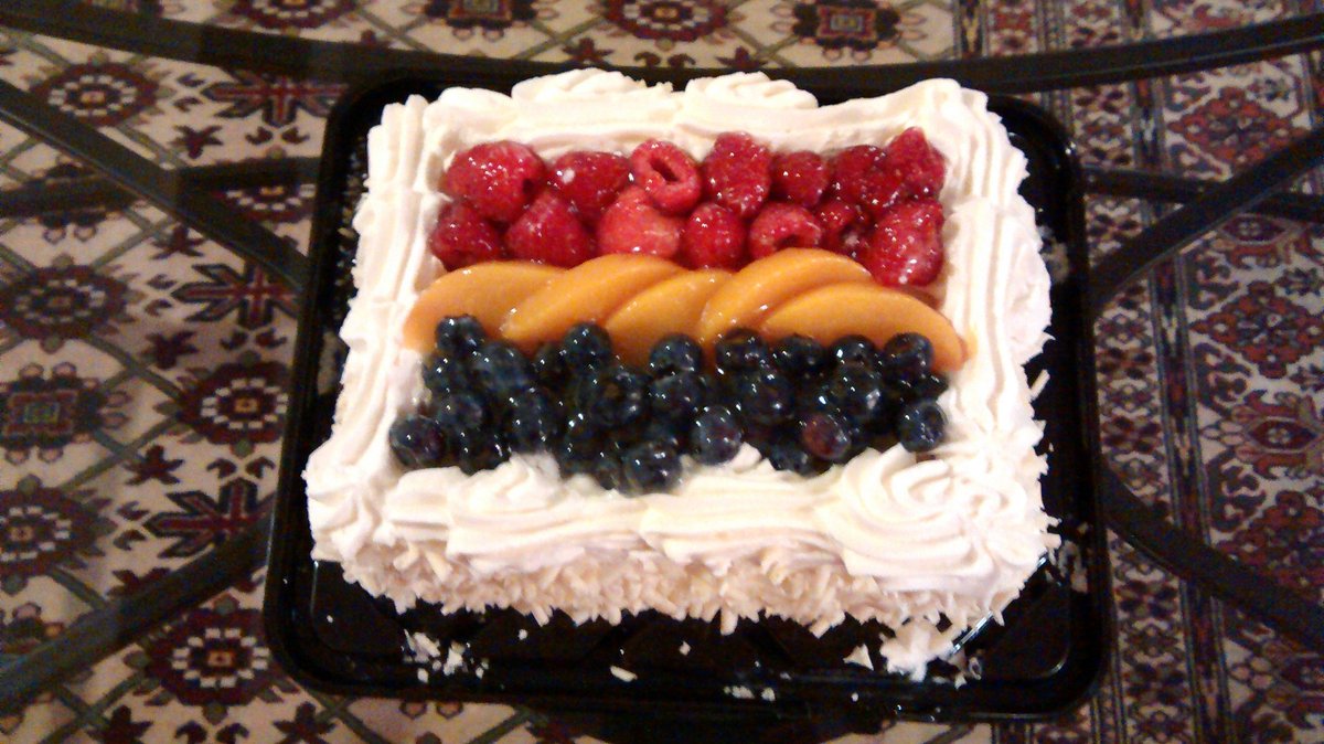 OsadiqUw's tweet photo. After an excruciatingly hard week got some yummy  fats and healthy carbs(fruits)!@UW_URWhatUTwEat @UWmerrynTA https://t.co/WUYmdCSFEV