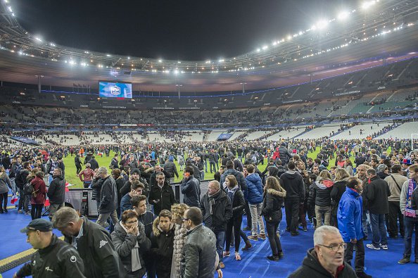 Bolanet's tweet photo. https://t.co/h1aMw5xCED - Inilah Video Detik-detik Ledakan Bom Saat Laga Prancis vs Jerman #PrayForParis https://t.co/fG1lSlbsaS