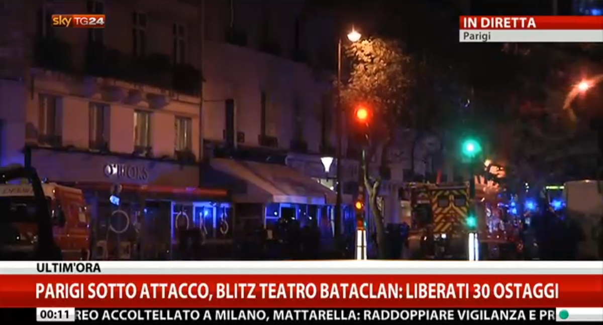 SkyTG24's tweet photo. #Parigi, blitz teatro Bataclan, liberati 30 ostaggi. Tutti gli aggiornamenti nel liveblog: https://t.co/KrrcPg6LQY https://t.co/A8jEIEM6ME