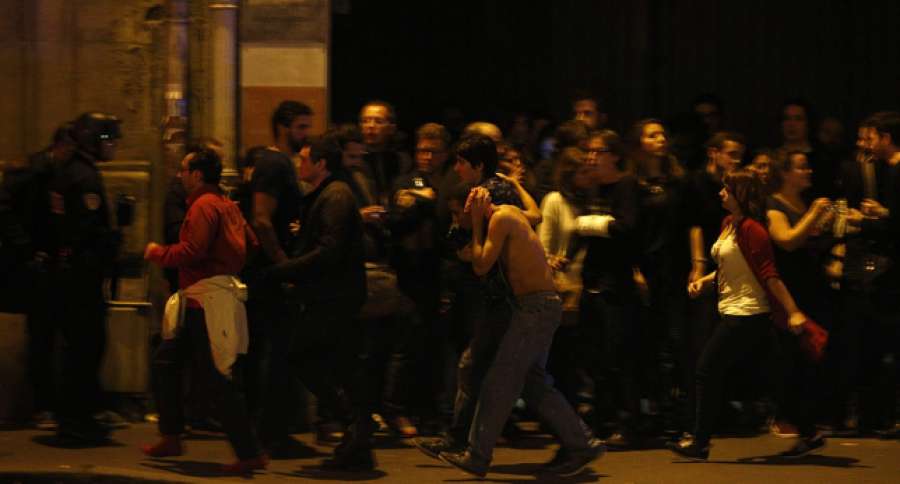 sextaNoticias's tweet photo. #ÚLTIMAHORA Explosiones y disparos en la toma de rehenes en la sala de conciertos de París https://t.co/Qojv3n8BZh https://t.co/8Ri3XsCE6x