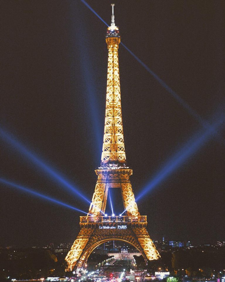 IndpndtLiv's tweet image. People in Paris are using the #PorteOuverte hashtag to find kind Parisians opening their homes to help. Pass it on.