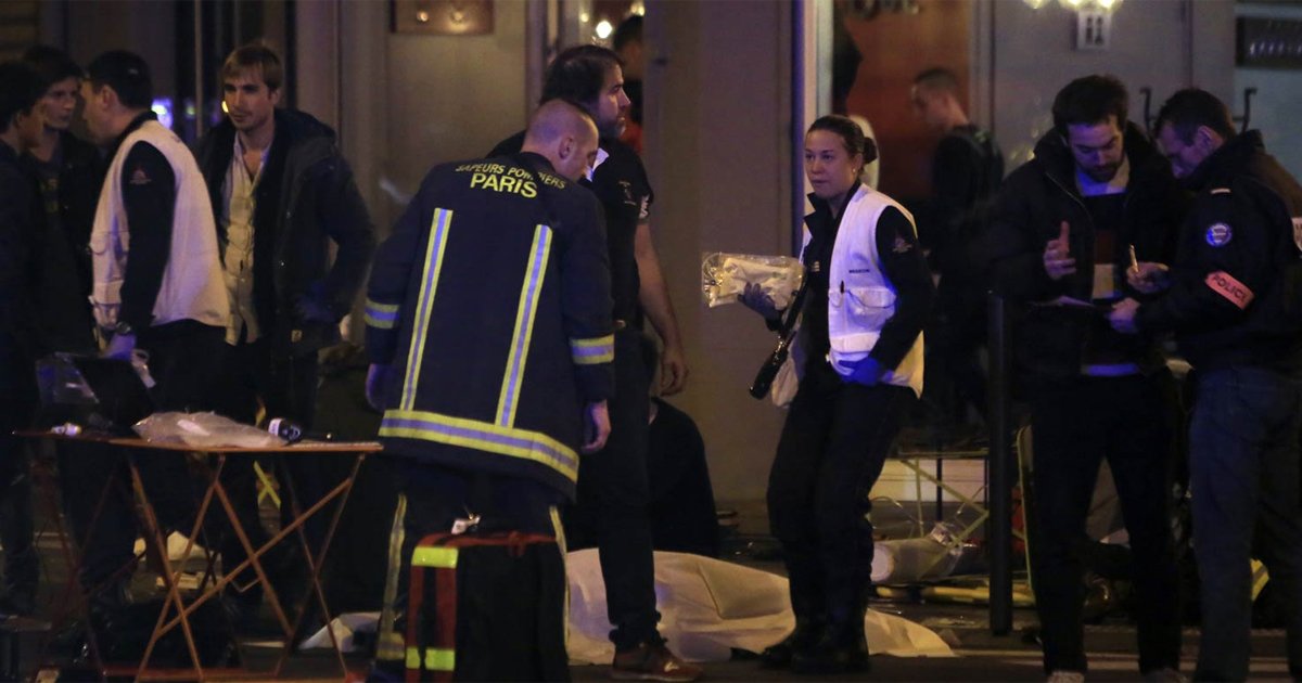 g1's tweet photo. siga: Acabou a operação da polícia francesa no Bataclan. Dois terroristas morreram https://t.co/MyRbKetP4Z https://t.co/Vvsq6fMPEa