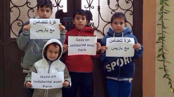 ybenderbal's tweet photo. Les enfants de #Gaza ont vécu l'horreur. Ça ne les empêche pas d'exprimer leur soutien à #Paris. #Palestine #Charlie https://t.co/JkbhcASRcL