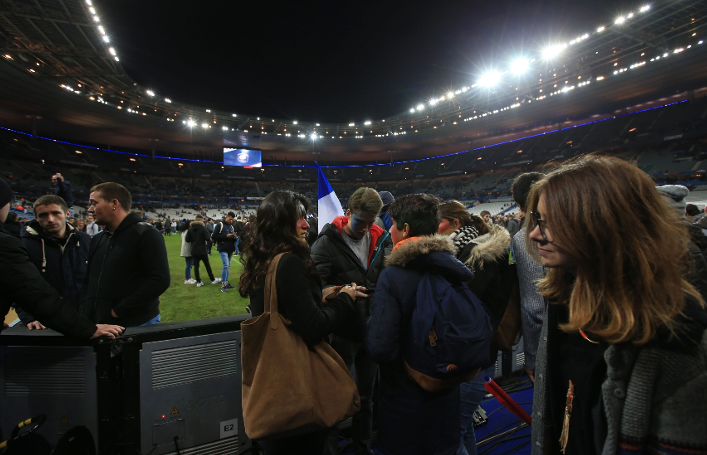 MirrorFootball's tweet photo. Thierry Henry leads tributes as football world offers its support following Paris attacks https://t.co/JH29m9wRrL https://t.co/PyfDbOcM4H