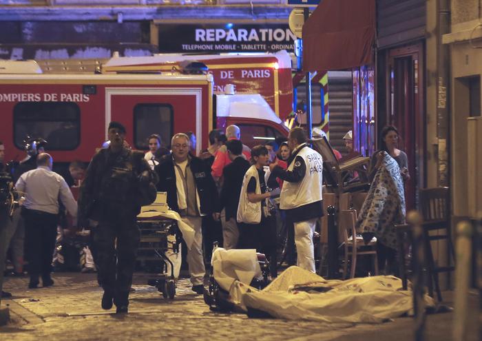 Agenzia_Ansa's tweet photo. #Terrorismo, #Isis rivendica gli attachi a #Parigi: 'Ora tocca a #Roma ' - https://t.co/craGx8sEJm https://t.co/vuBjPv55aE