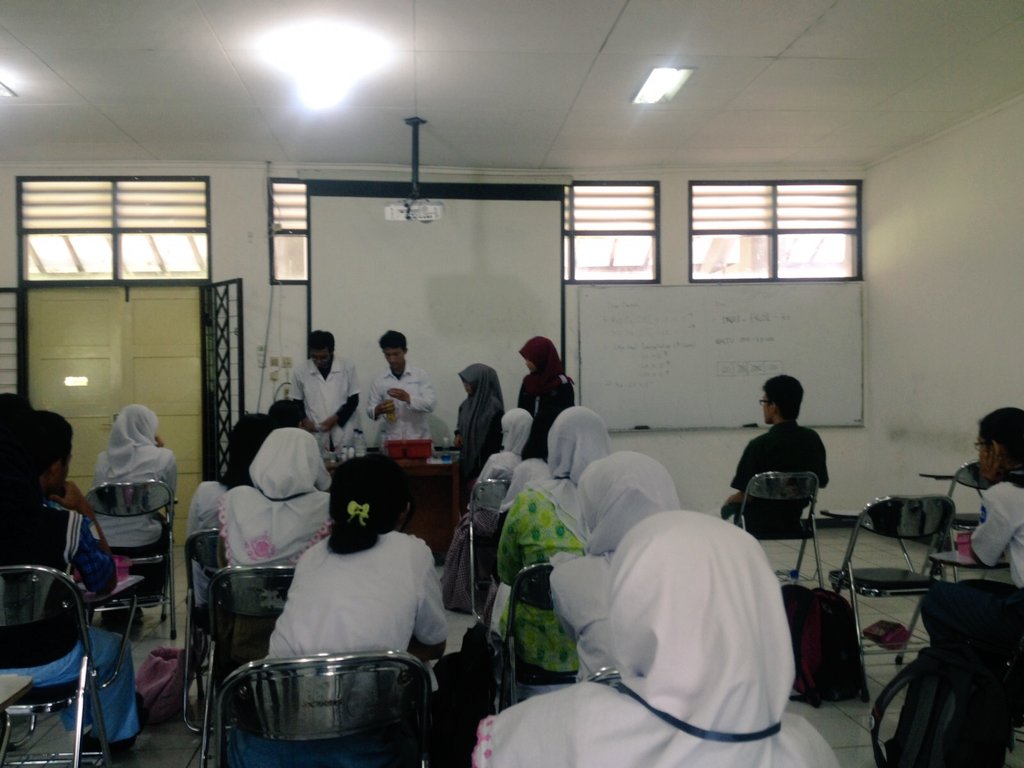 KSPMValensi's tweet photo. Valensi lg main Scienct Magic di @DCCKIMIAUNDIP https://t.co/ikWlrd61gd