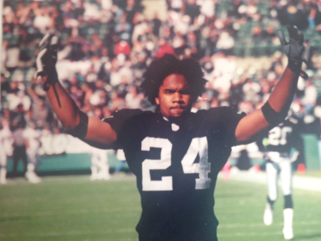 LandoP52's tweet photo. @CwoodsonF flash back Friday!! Raiders all day!!! https://t.co/Ygh54lxUlo