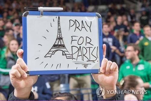 NeoFrame's tweet photo. Praying for all the countries who are suffering from terrorism.
#Prayers4Paris #PrayForParis https://t.co/i59qcBwK7g
