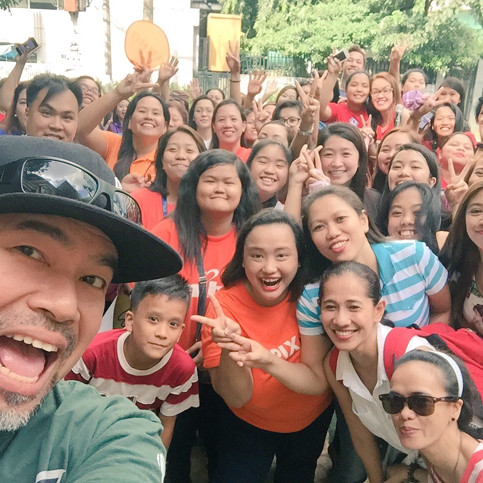 EsguerraFamily's tweet photo. Naghihintay ang mga back up singers mo Tommy!

#ShowtimeHarana https://t.co/vPXJaVKARY