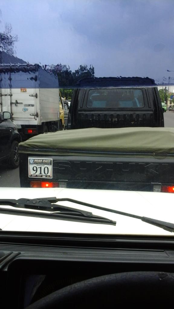 Lalin buah batu soekarno hatta padat merayap cuaca mendung.