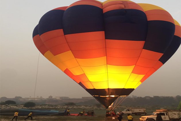 WeUttarPradesh's tweet photo. #TajBalloonFestival #AirBalloonFestival at PAC Ground , Agra from 14-16 Nov @skywaltz_sky @TajMahal https://t.co/PHQmilh6yH