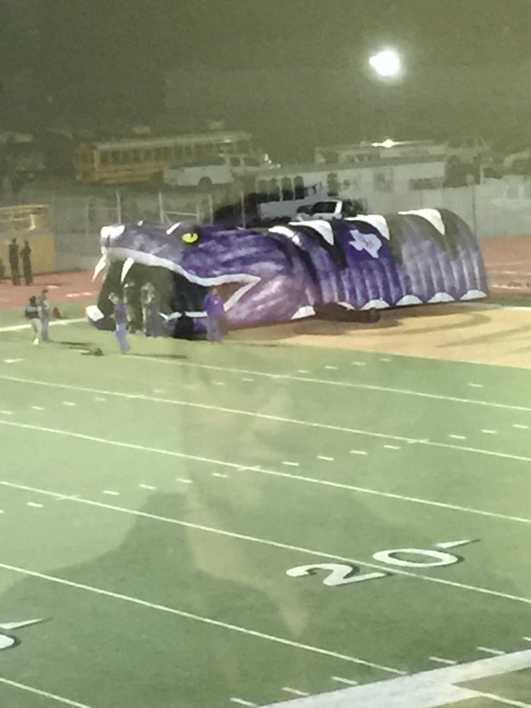 KyleS_KTSW's tweet photo. The rattler tunnel is making it's first playoff appearance! SM takes on Harlandale. Win or go home. KTSW 89.9 OTC! https://t.co/tcACfeTF6u