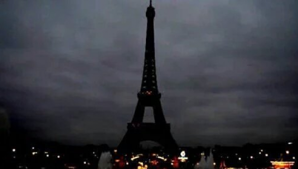 arbstaking's tweet photo. #13Nov Luces de la Torre Eiffel se apagan en honor a las decenas de fallecidos en París #360mundi https://t.co/gCaC64g8yh