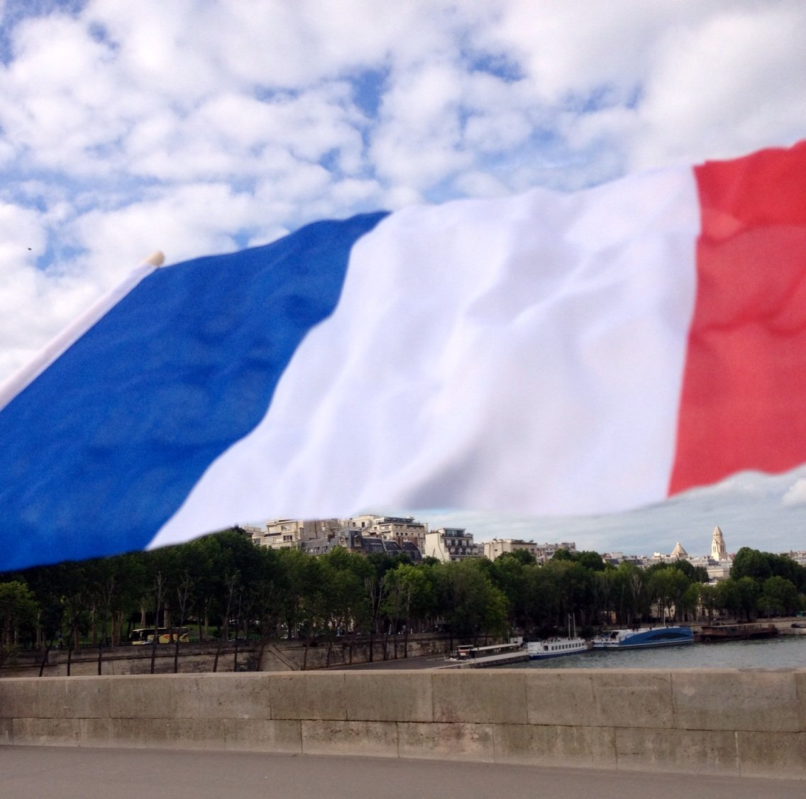 Isabel_AJ_N's tweet photo. Insomnia in Paris but tomorrow we must stand united #prayforparis https://t.co/oUJZ1LoAw3
