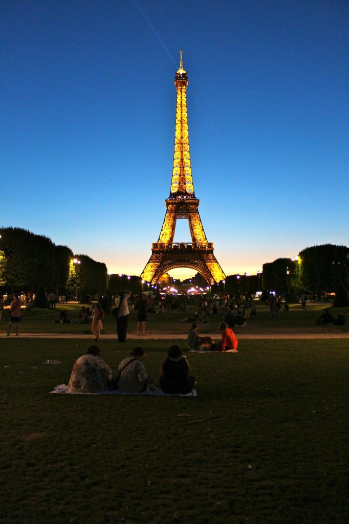 chrisgreen_93's tweet photo. 3months ago I witnessed a wonderful sunset with my best mates now they're city is under attack again! #PrayForParis https://t.co/8DPB4Ao8Dn