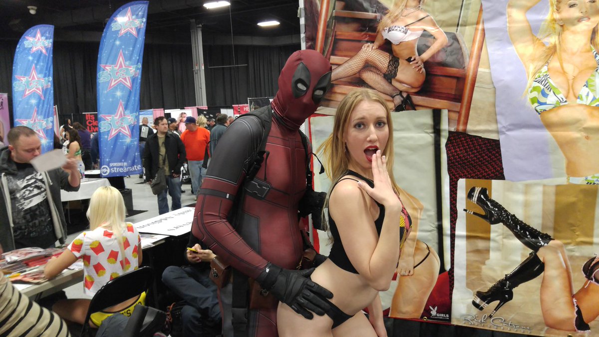 Nomad__007's tweet photo. @RileyReyXXX being naughty with Deadpool :P https://t.co/BBViCsyQRd