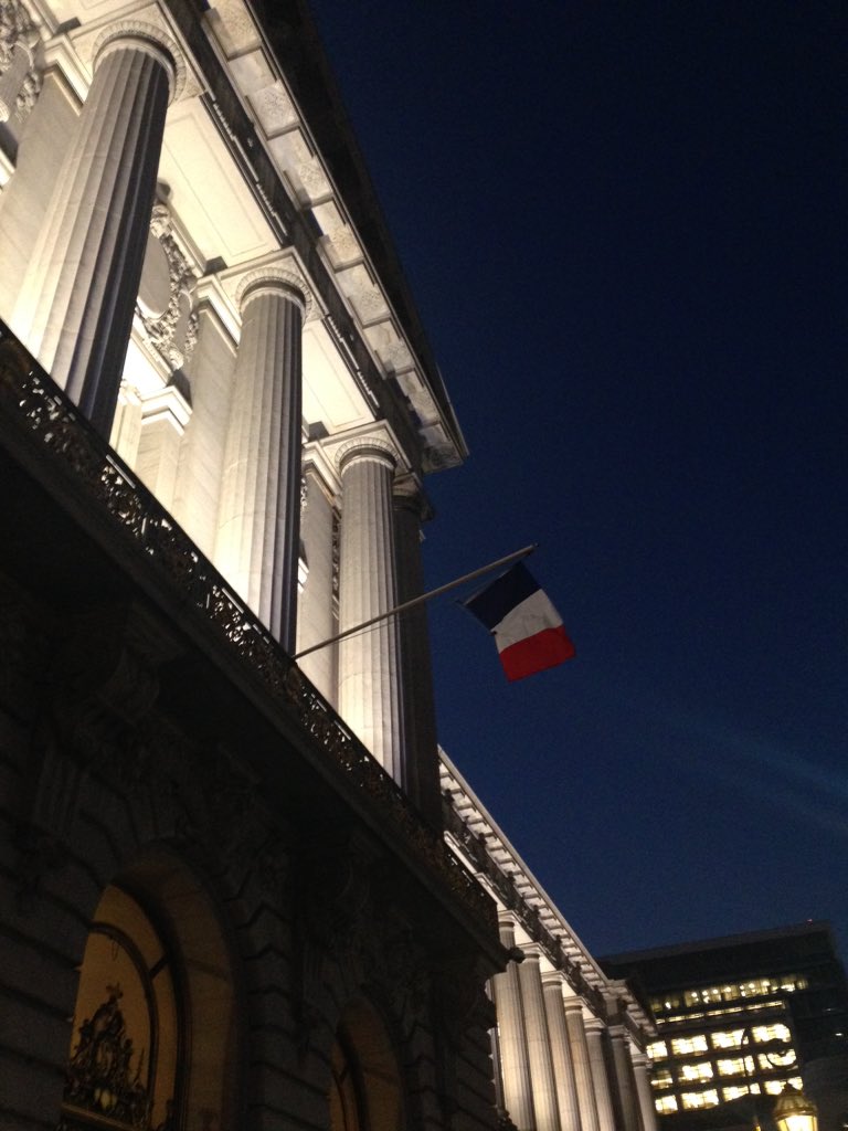 Des monuments du monde entier ont été illuminés en bleu-blanc-rouge en soutien à la France CTvEBejUYAIbbfs