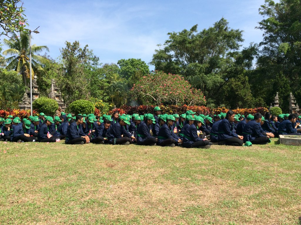 Peserta BSH 2015 &amp; Panitia mengikuti persembahyangan bersama setelah setibanya di Bumi Perkemahan Margarana