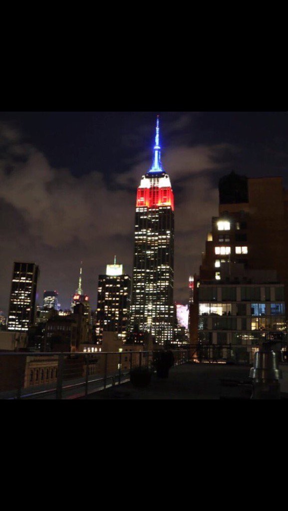 DeniseDresserG's tweet photo. El Empire State en Nueva York, en este momento, en solidaridad con Francia. Vía @nacholozano https://t.co/8H5jL1F1W8