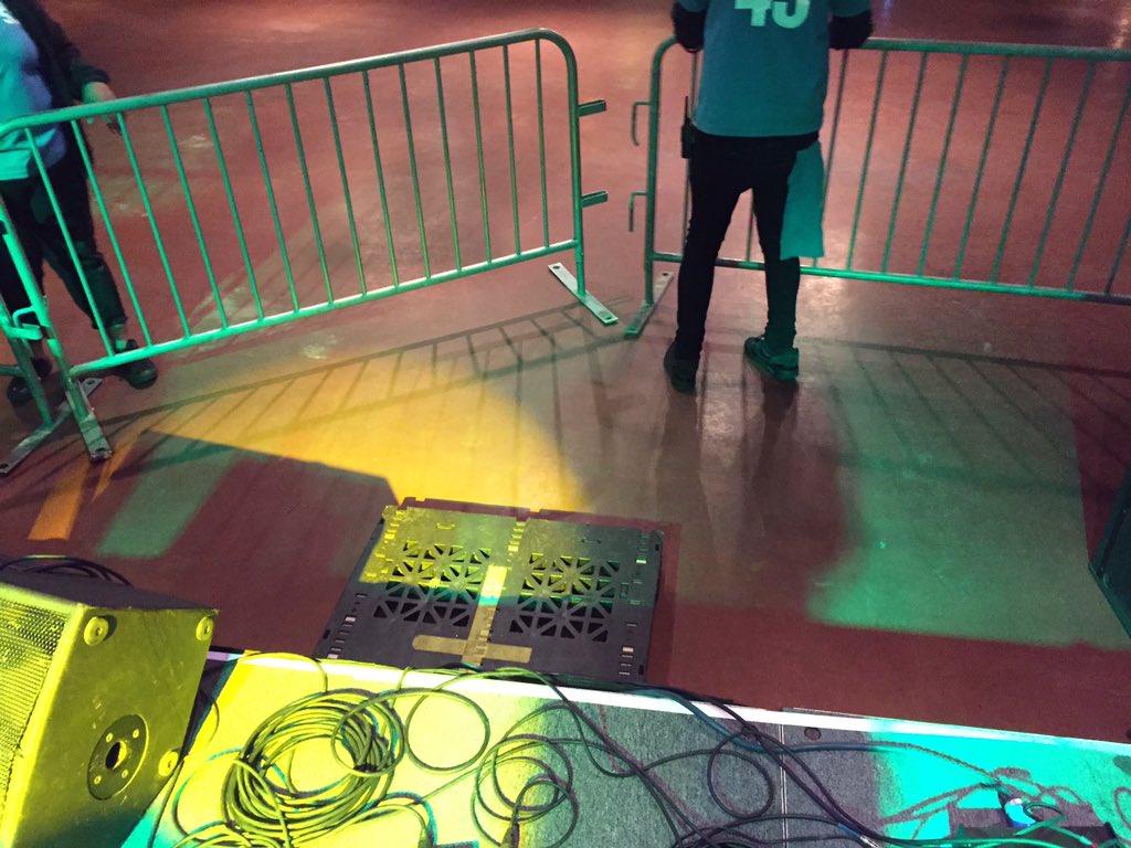 Nobody try to rush the stage tonight. <a href="/beatconnexion/">Beat Connection</a> <a href="/phantoms/">Phantoms</a> <a href="/HOBDallas/">House of Blues Dallas</a>