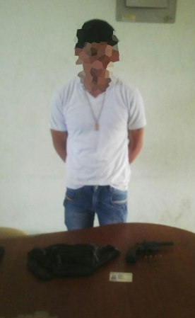 MinGobiernoEc's tweet photo. .@PoliciaEcuador realizó Op de control en #DistElCarmen y detuvo a ciudadano por el delito posesión de arma de fuego https://t.co/dI7JYBPSD3
