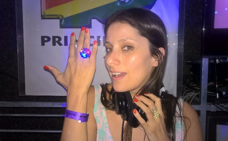 40ChileOficial's tweet photo. Uno de los ganadores de las entradas VIP saludó a @martinaorrego y le regaló un anillo 💖 #ConLa40EnCreamfields https://t.co/Nos0vhxtvK
