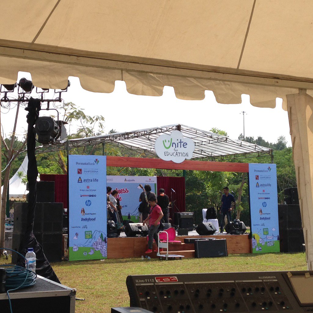uni_yuniar09's tweet photo. Sound cek.....#Goodnessville,semoga diberi cuaca cerah...amin🙏🏻🙏🏻
#syahravi on stage 19.30-19.55 see you there https://t.co/2PaVwHI6LA